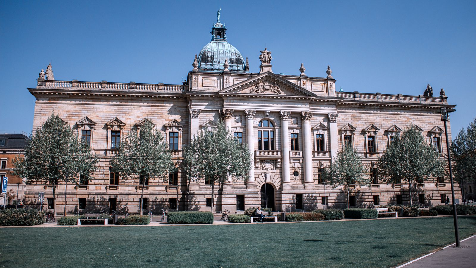 Fassade eines Gerichtsgebäudes